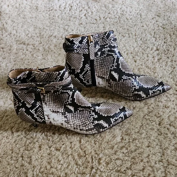 NWOT Talbots Iona Kitten Heel Bootie Size 6M - New - Picture 2 of 7